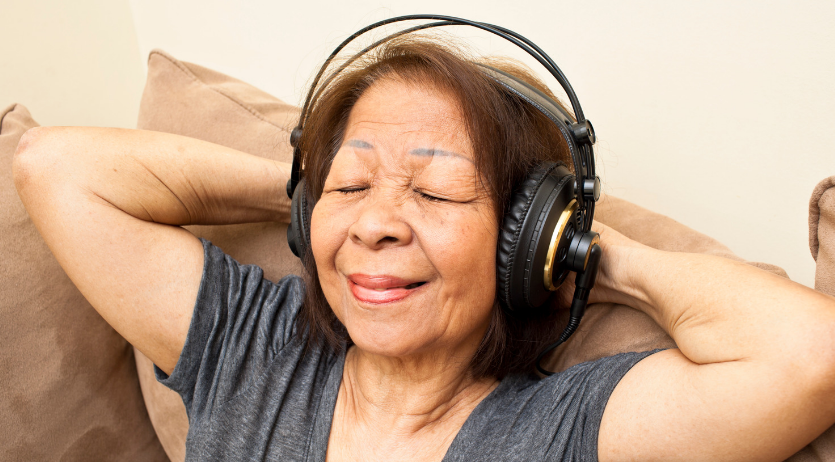 <b>Las personas</b> mayores escuchan musica